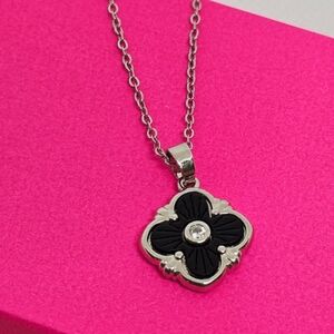 CLOVER SILVERTONE NECKLACE NEW